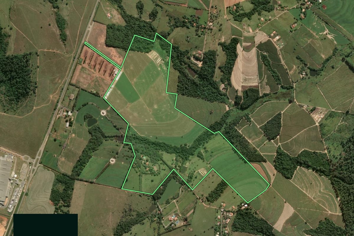 Imagem de satélite do imóvel rural em Porto Feliz (SP), com o contorno declarado no CAR desenhado por cima.