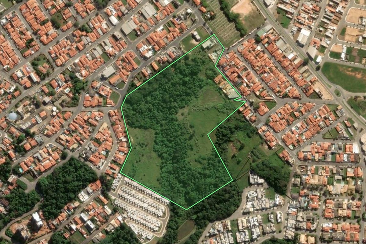 Imagem de satélite do imóvel rural em Porto Feliz (SP), com o contorno declarado no CAR desenhado por cima.