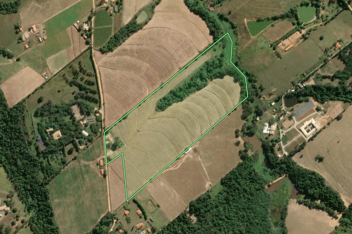 Imagem de satélite do imóvel rural em Porto Feliz (SP), com o contorno declarado no CAR desenhado por cima.
