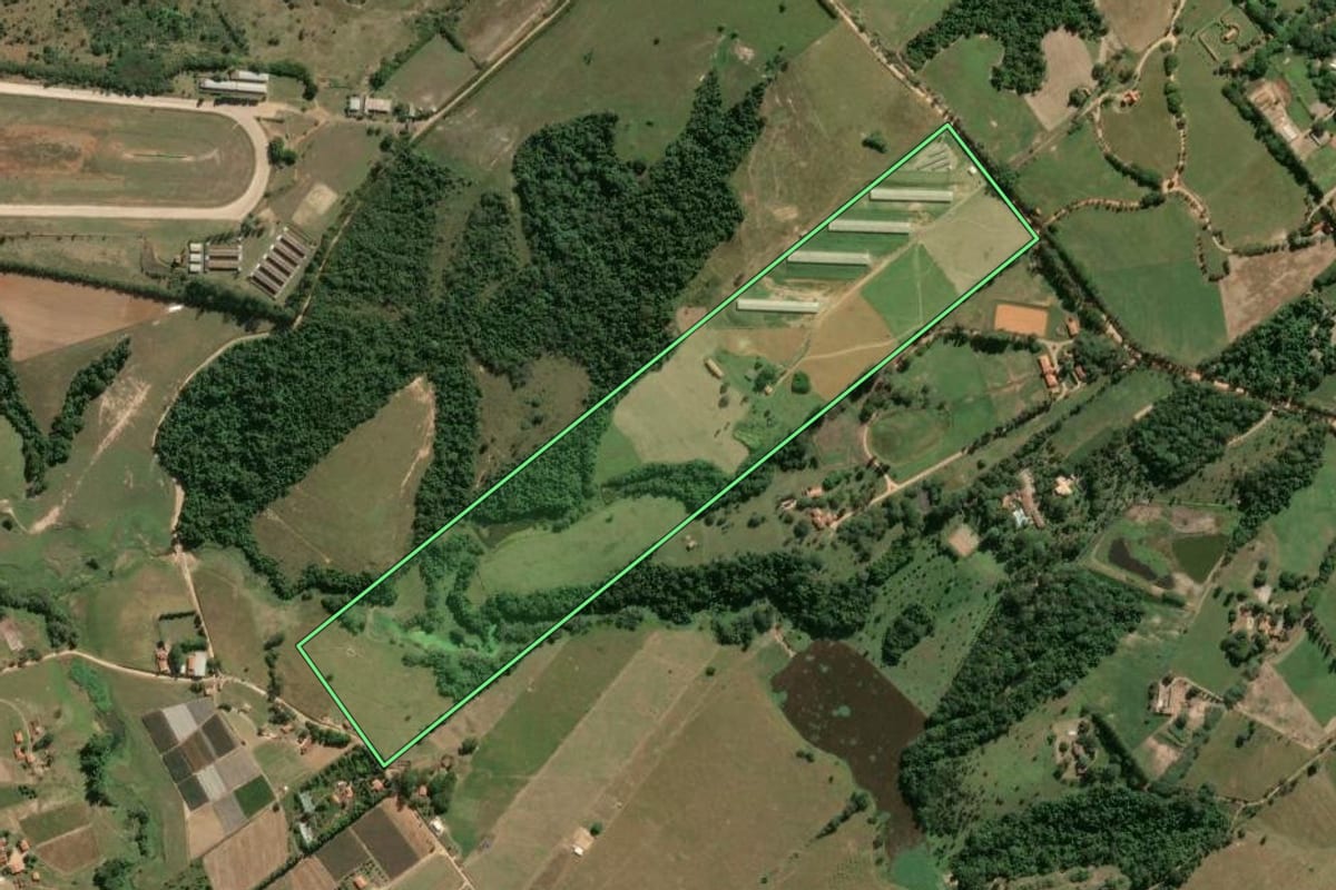 Imagem de satélite do imóvel rural em Porto Feliz (SP), com o contorno declarado no CAR desenhado por cima.