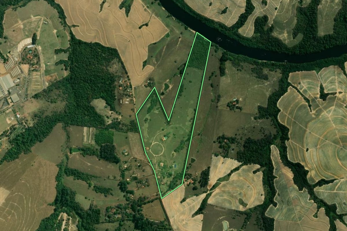 Imagem de satélite do imóvel rural em Porto Feliz (SP), com o contorno declarado no CAR desenhado por cima.