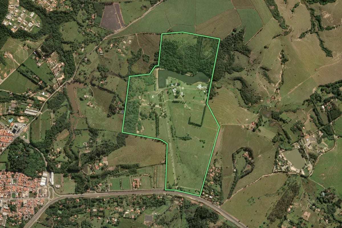 Imagem de satélite do imóvel rural em Porto Feliz (SP), com o contorno declarado no CAR desenhado por cima.