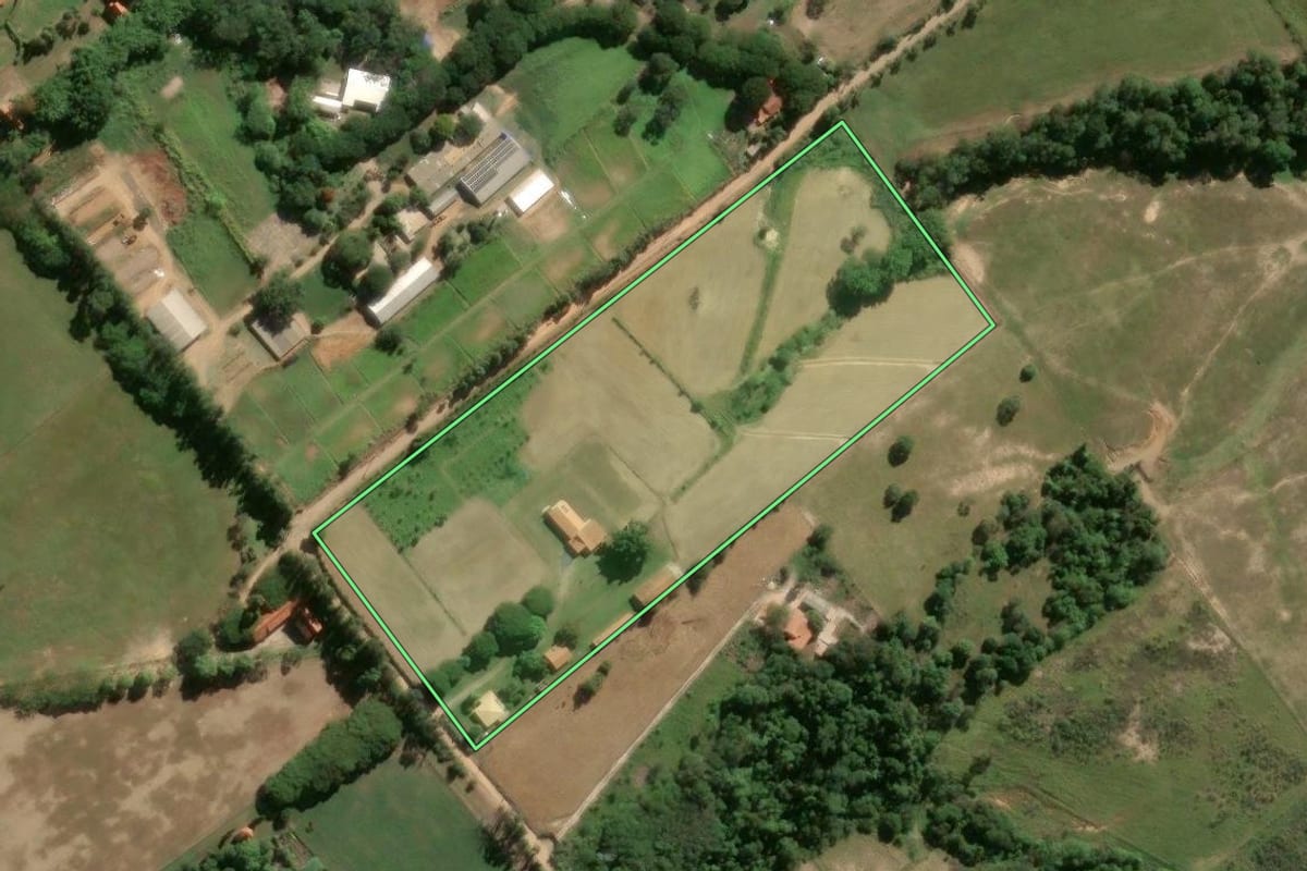 Imagem de satélite do imóvel rural em Porto Feliz (SP), com o contorno declarado no CAR desenhado por cima.