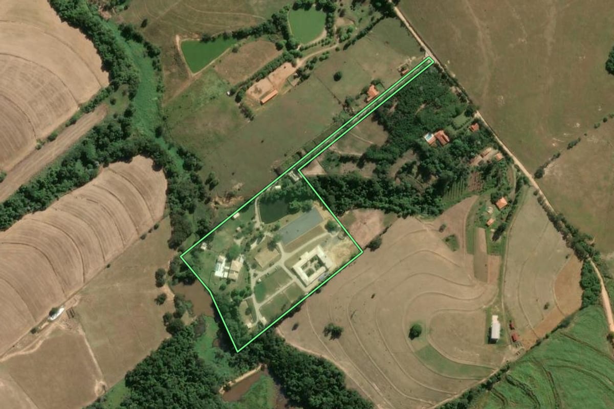 Imagem de satélite do imóvel rural em Porto Feliz (SP), com o contorno declarado no CAR desenhado por cima.