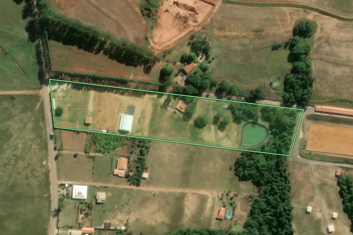 Imagem de satélite do imóvel rural em Porto Feliz (SP), com o contorno declarado no CAR desenhado por cima.