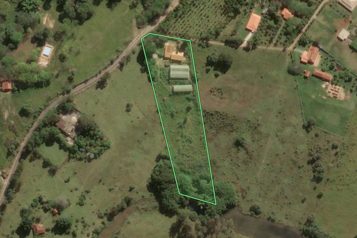 Imagem de satélite do imóvel rural em Porto Feliz (SP), com o contorno declarado no CAR desenhado por cima.
