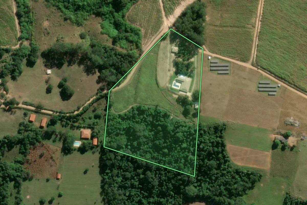 Imagem de satélite do imóvel rural em Porto Feliz (SP), com o contorno declarado no CAR desenhado por cima.