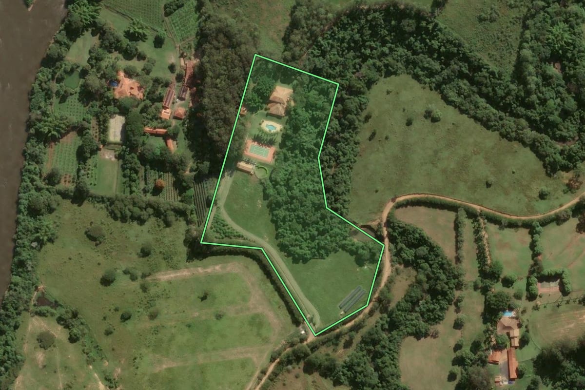 Imagem de satélite do imóvel rural em Porto Feliz (SP), com o contorno declarado no CAR desenhado por cima.