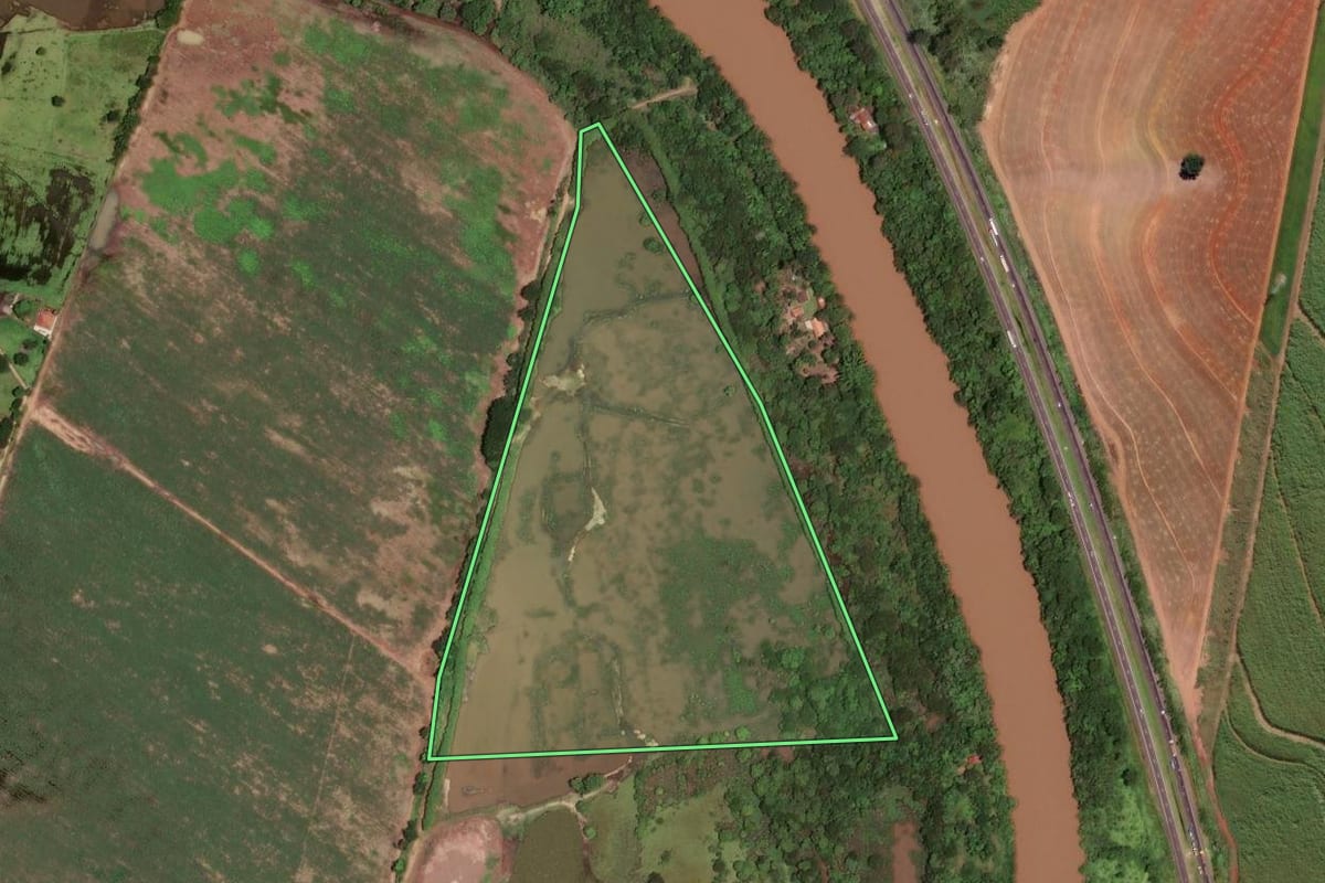 Imagem de satélite do imóvel rural em Porto Ferreira (SP), com o contorno declarado no CAR desenhado por cima.