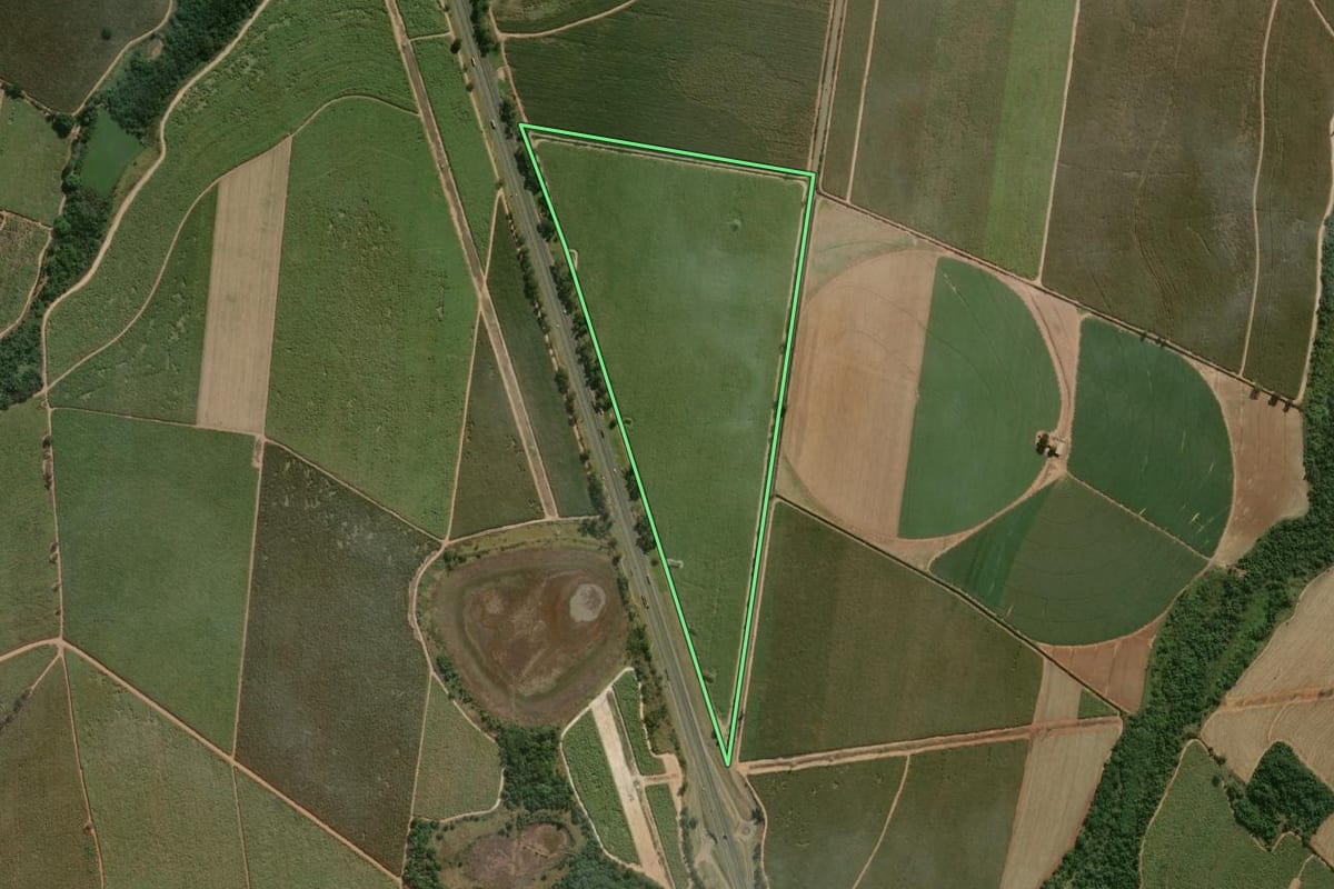Imagem de satélite do imóvel rural em Porto Ferreira (SP), com o contorno declarado no CAR desenhado por cima.