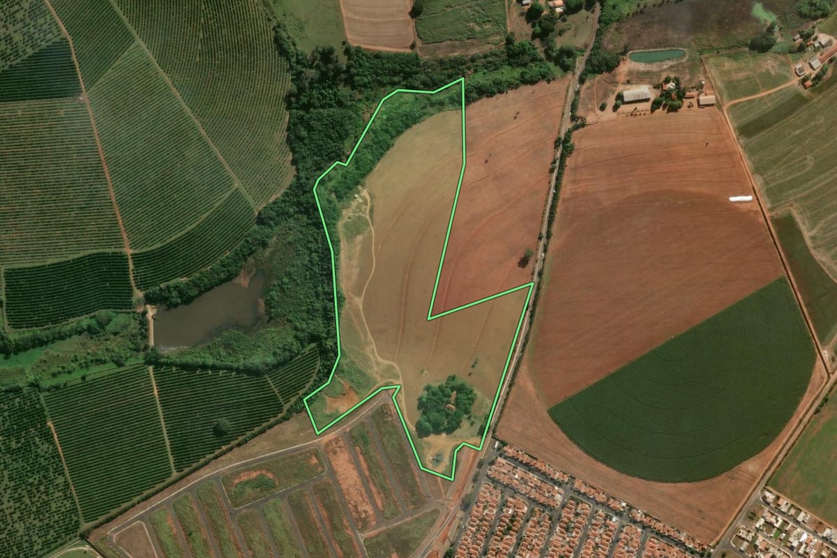 Imagem de satélite do imóvel rural em Porto Ferreira (SP), com o contorno declarado no CAR desenhado por cima.