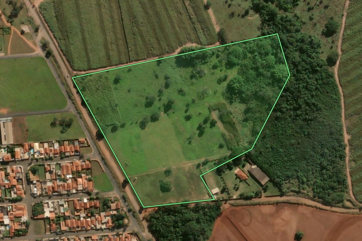 Imagem de satélite do imóvel rural em Porto Ferreira (SP), com o contorno declarado no CAR desenhado por cima.