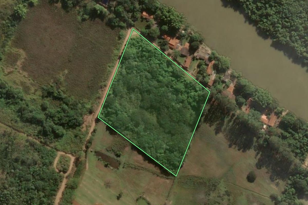 Imagem de satélite do imóvel rural em Porto Ferreira (SP), com o contorno declarado no CAR desenhado por cima.