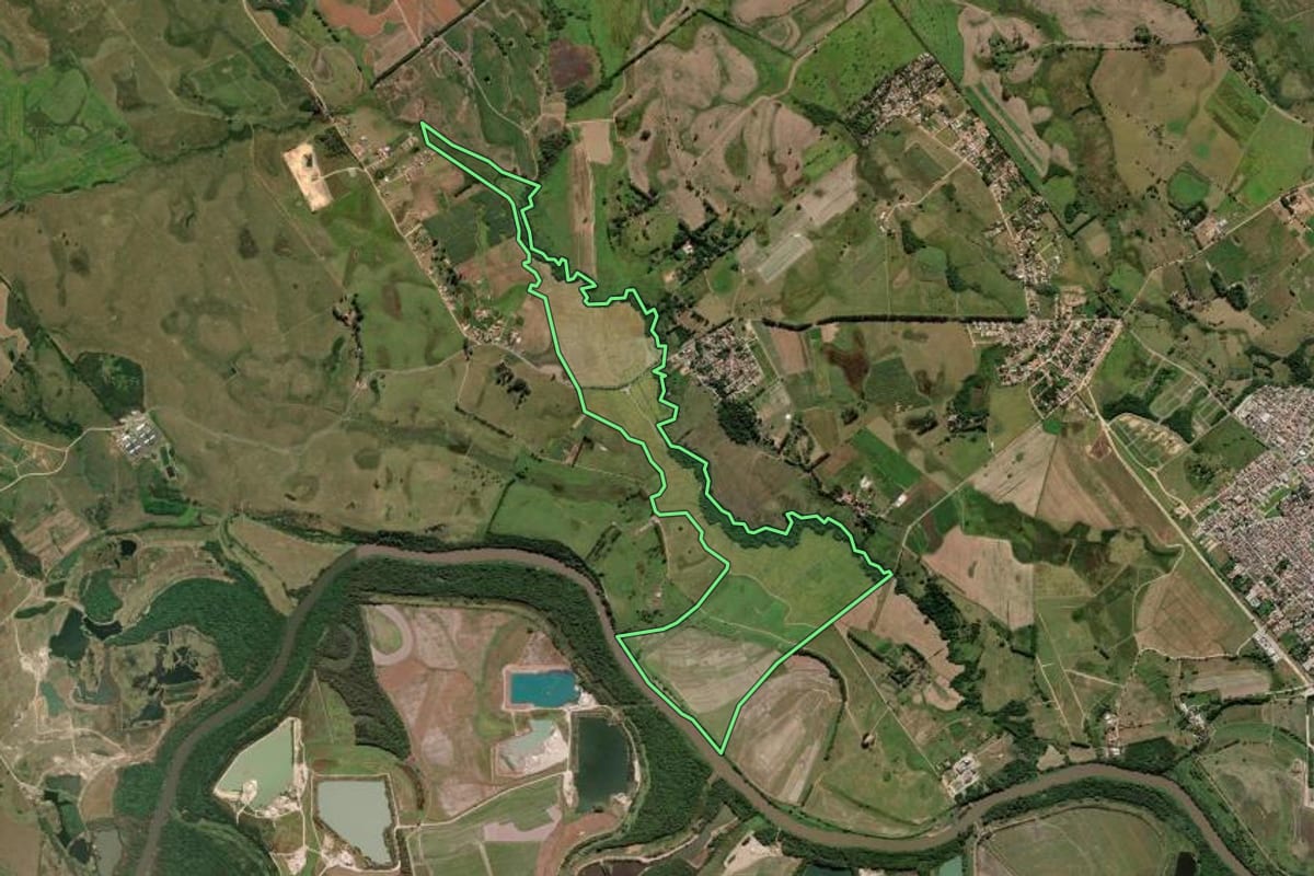 Imagem de satélite do imóvel rural em Potim (SP), com o contorno declarado no CAR desenhado por cima.