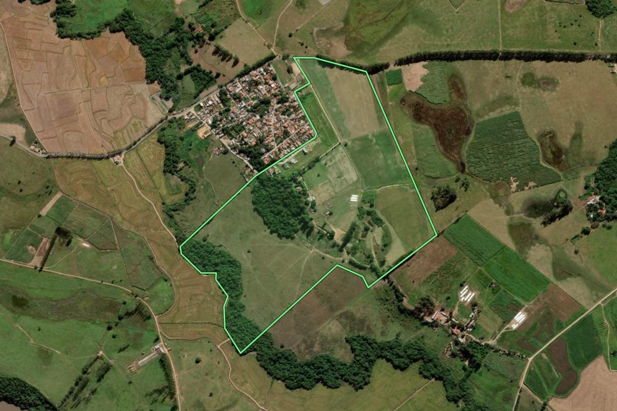 Imagem de satélite do imóvel rural em Potim (SP), com o contorno declarado no CAR desenhado por cima.