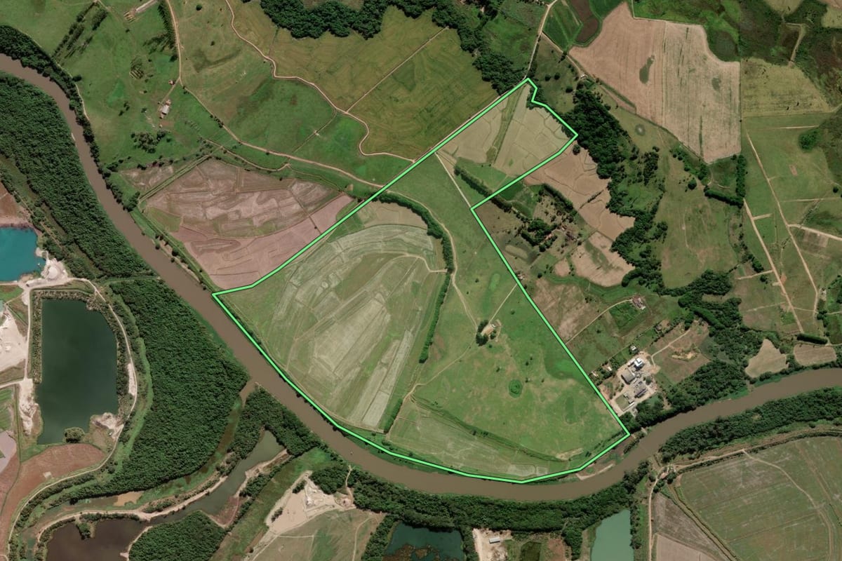 Imagem de satélite do imóvel rural em Potim (SP), com o contorno declarado no CAR desenhado por cima.