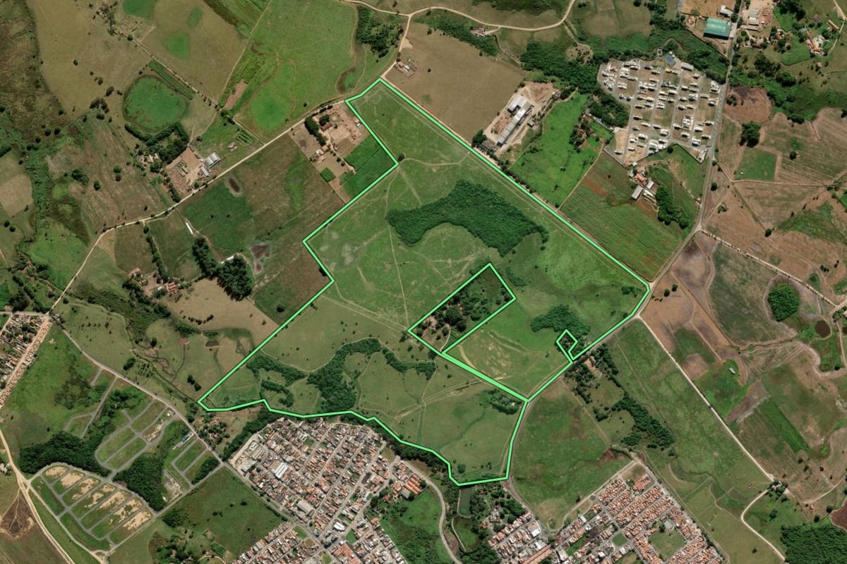 Imagem de satélite do imóvel rural em Potim (SP), com o contorno declarado no CAR desenhado por cima.