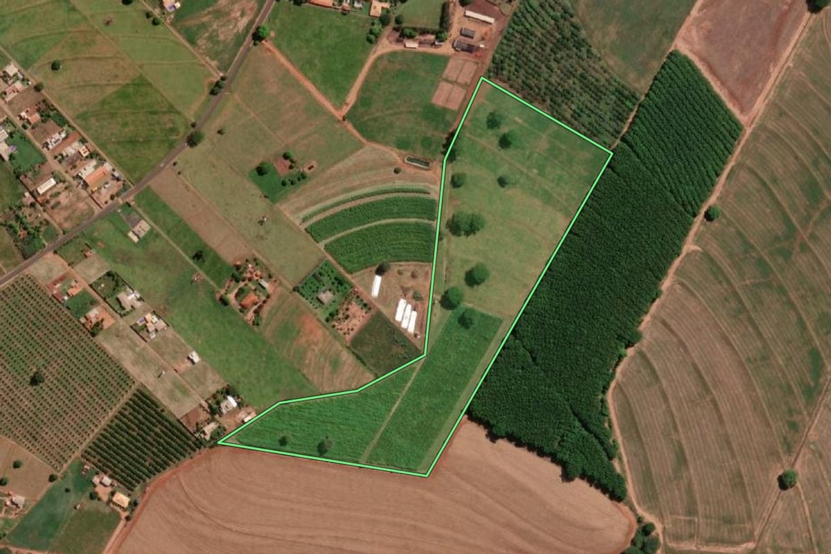 Imagem de satélite do imóvel rural em Potirendaba (SP), com o contorno declarado no CAR desenhado por cima.