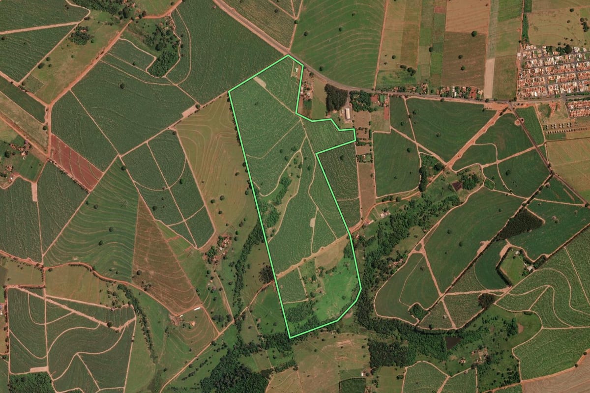Imagem de satélite do imóvel rural em Potirendaba (SP), com o contorno declarado no CAR desenhado por cima.