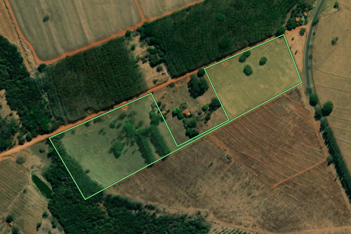 Imagem de satélite do imóvel rural em Potirendaba (SP), com o contorno declarado no CAR desenhado por cima.