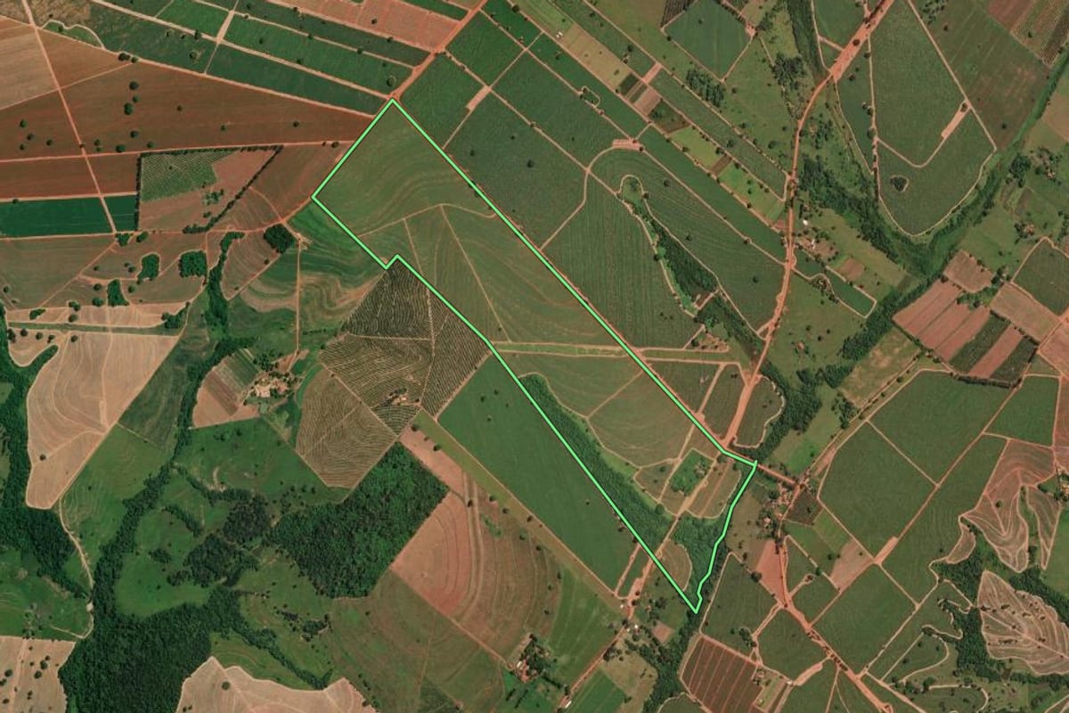 Imagem de satélite do imóvel rural em Potirendaba (SP), com o contorno declarado no CAR desenhado por cima.