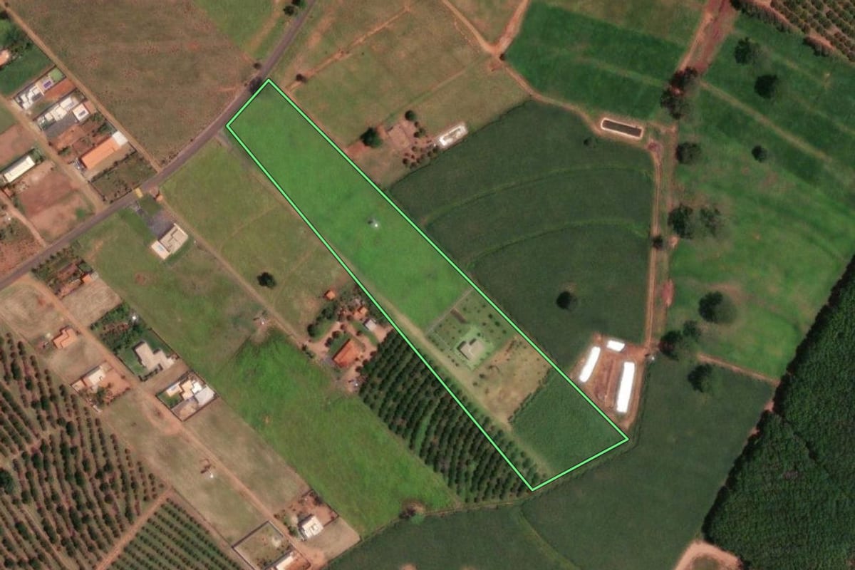 Imagem de satélite do imóvel rural em Potirendaba (SP), com o contorno declarado no CAR desenhado por cima.