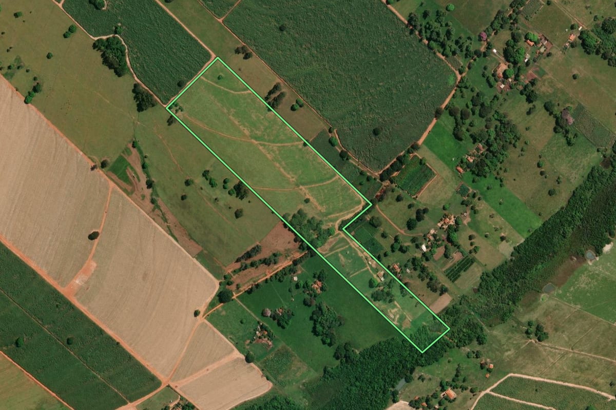 Imagem de satélite do imóvel rural em Potirendaba (SP), com o contorno declarado no CAR desenhado por cima.