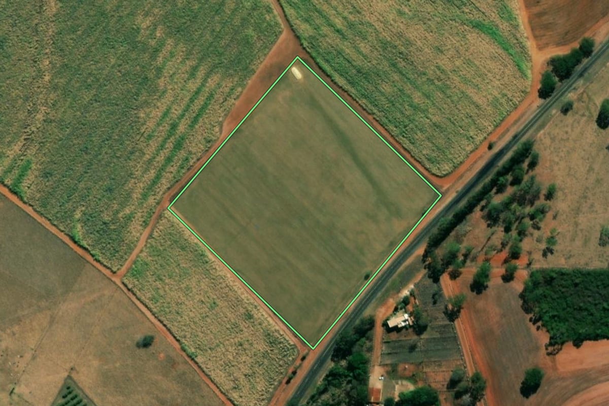 Imagem de satélite do imóvel rural em Potirendaba (SP), com o contorno declarado no CAR desenhado por cima.