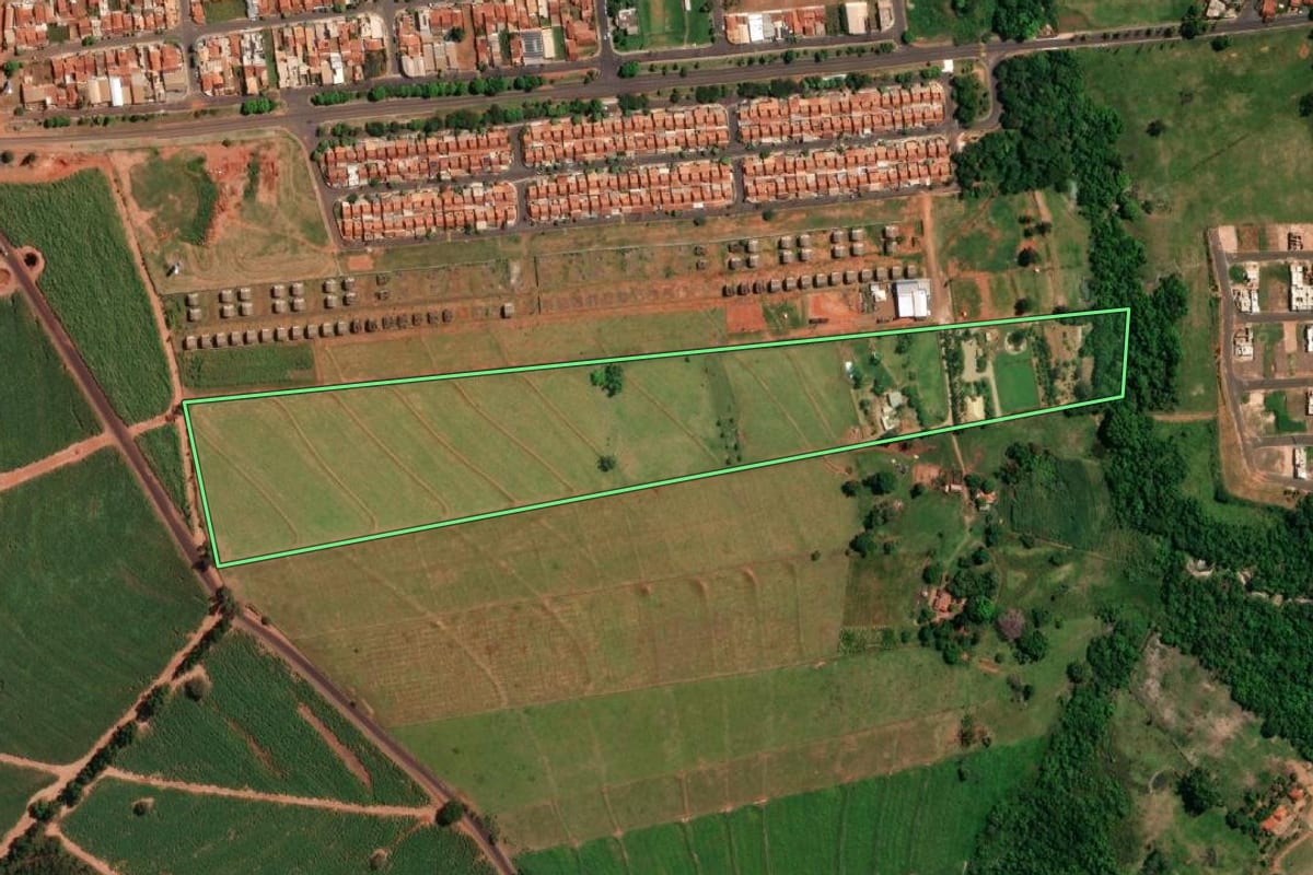 Imagem de satélite do imóvel rural em Potirendaba (SP), com o contorno declarado no CAR desenhado por cima.