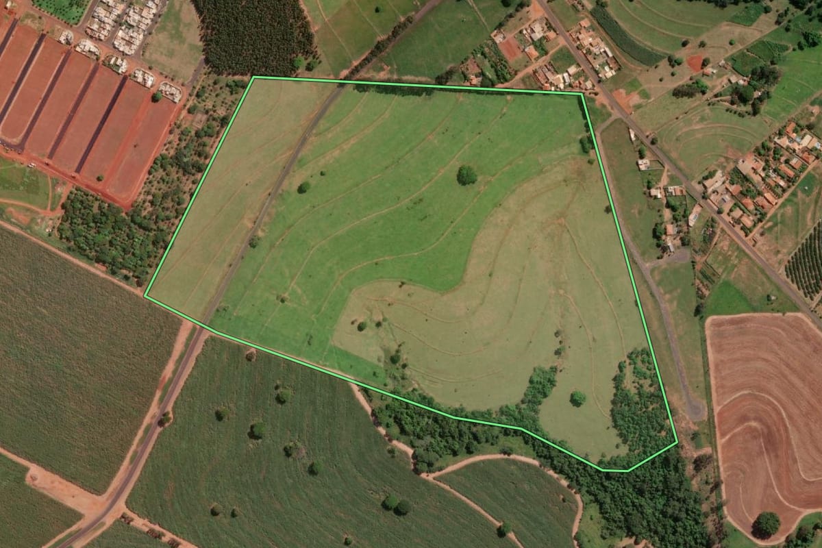 Imagem de satélite do imóvel rural em Potirendaba (SP), com o contorno declarado no CAR desenhado por cima.