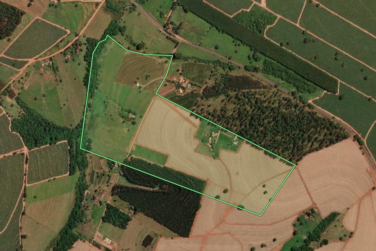 Imagem de satélite do imóvel rural em Potirendaba (SP), com o contorno declarado no CAR desenhado por cima.