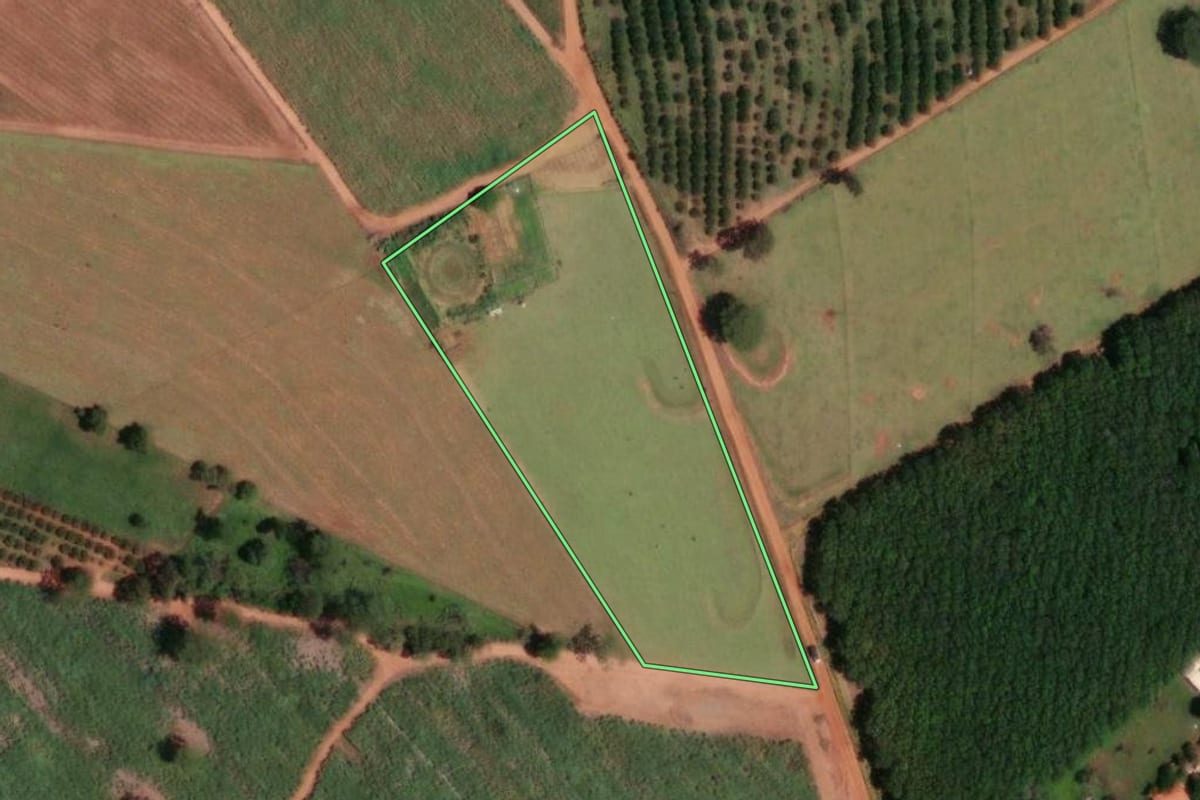 Imagem de satélite do imóvel rural em Potirendaba (SP), com o contorno declarado no CAR desenhado por cima.