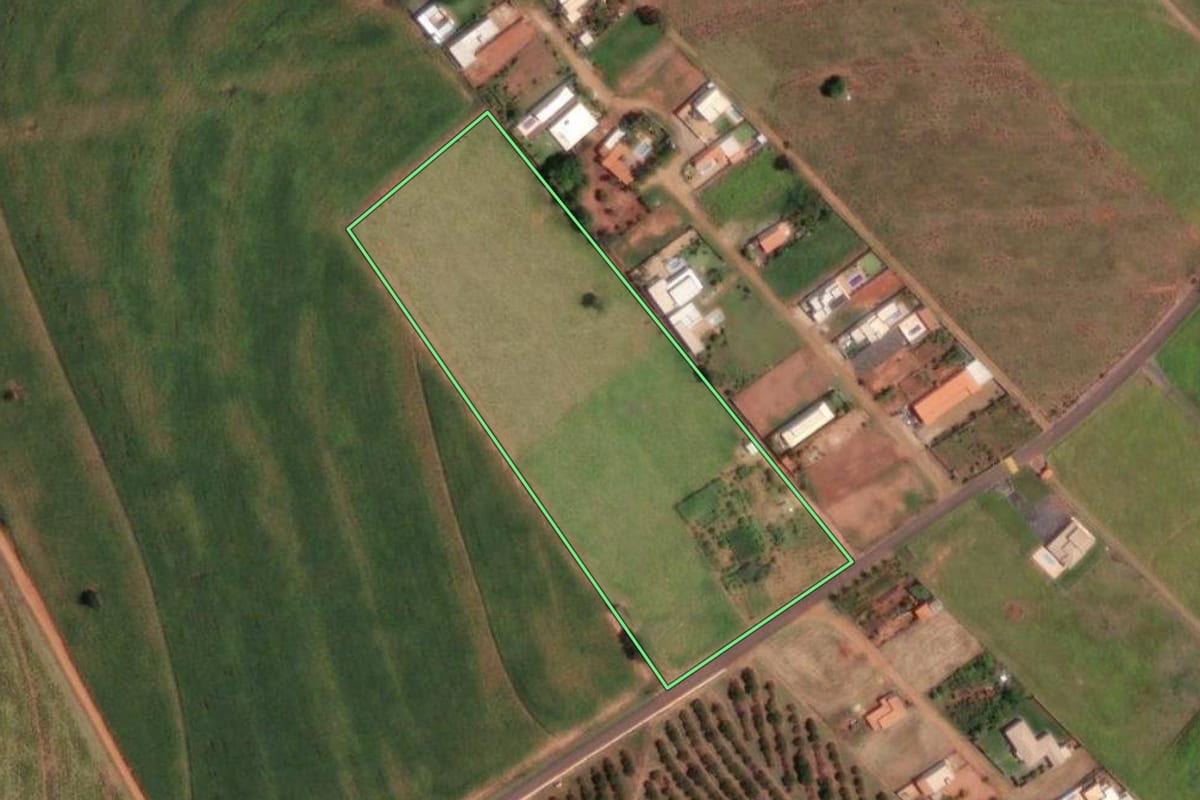 Imagem de satélite do imóvel rural em Potirendaba (SP), com o contorno declarado no CAR desenhado por cima.