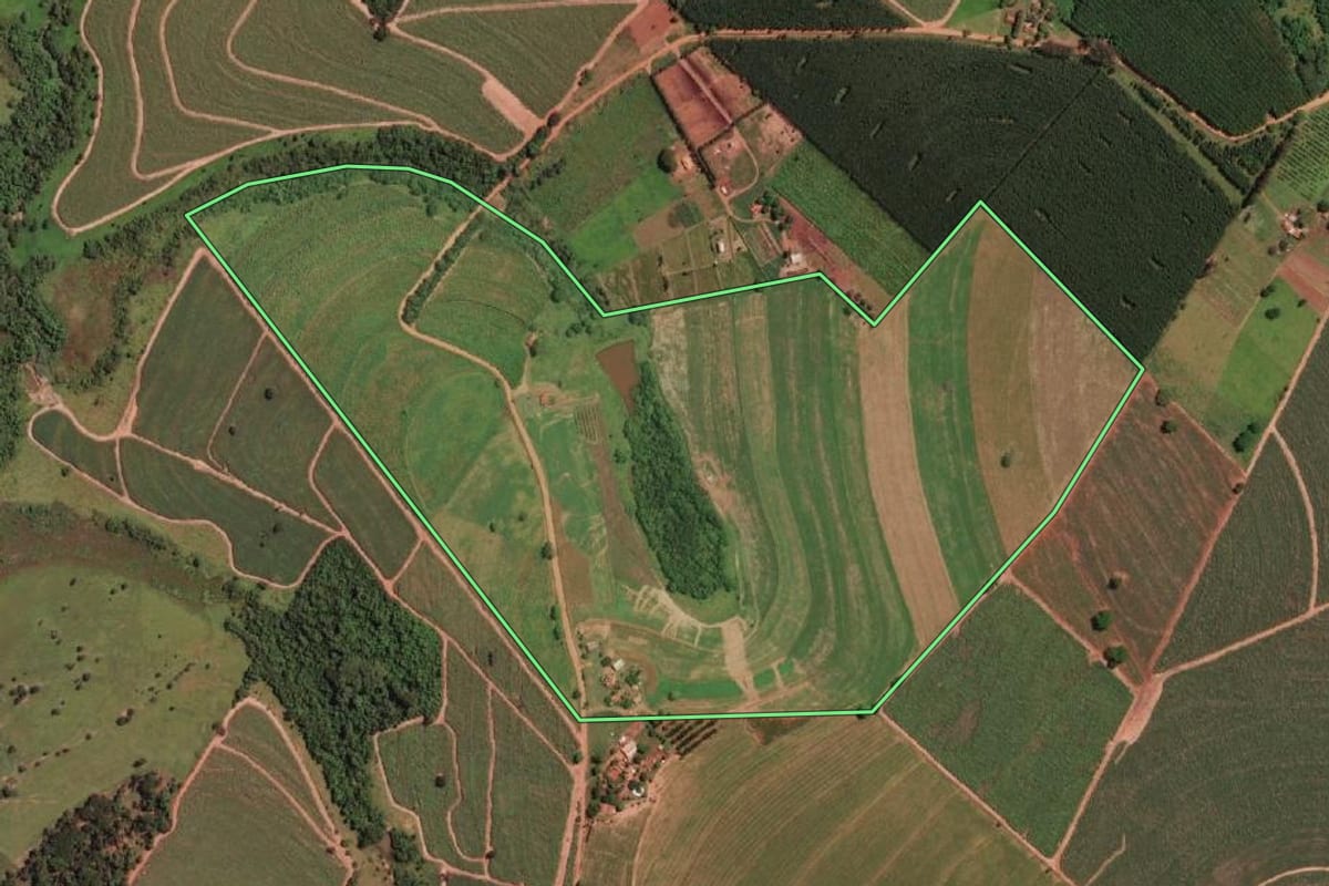 Imagem de satélite do imóvel rural em Potirendaba (SP), com o contorno declarado no CAR desenhado por cima.
