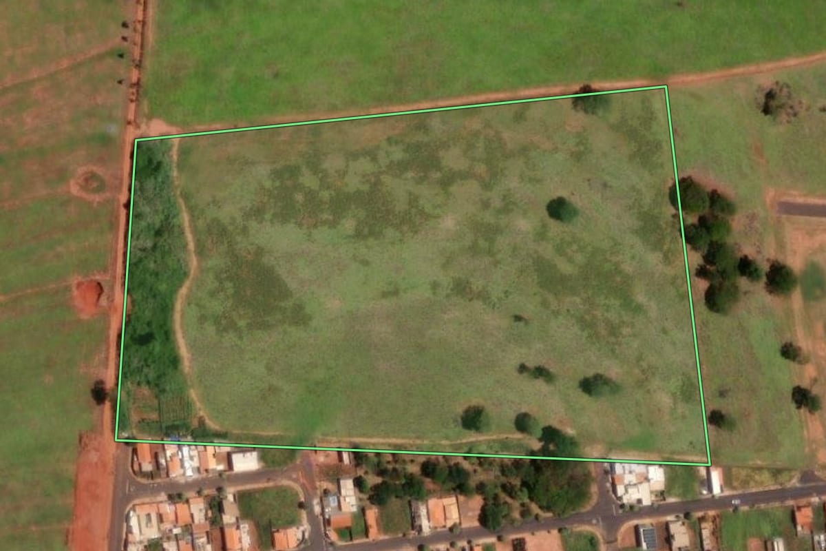 Imagem de satélite do imóvel rural em Potirendaba (SP), com o contorno declarado no CAR desenhado por cima.