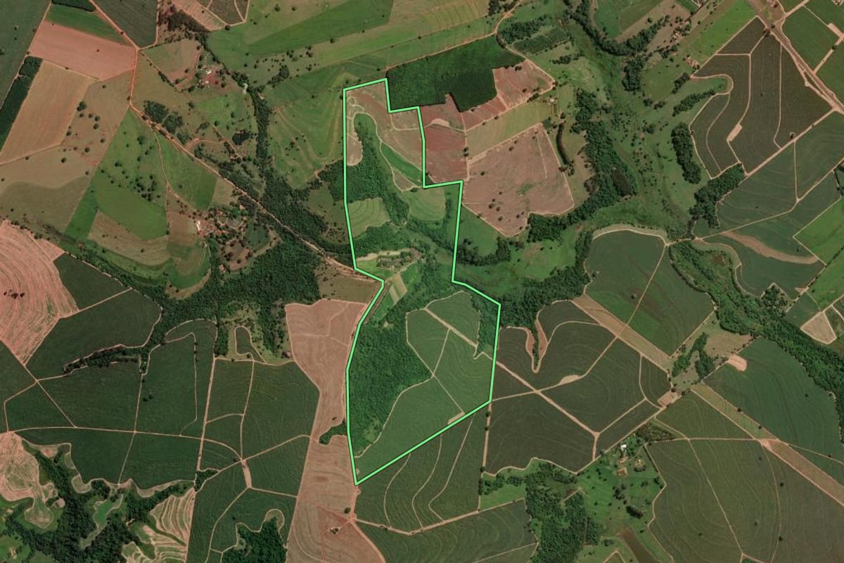 Imagem de satélite do imóvel rural em Potirendaba (SP), com o contorno declarado no CAR desenhado por cima.