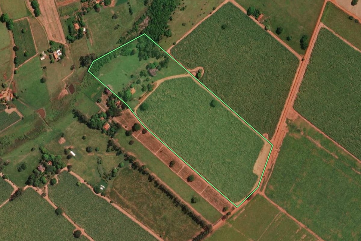 Imagem de satélite do imóvel rural em Potirendaba (SP), com o contorno declarado no CAR desenhado por cima.