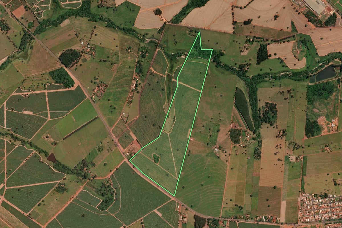 Imagem de satélite do imóvel rural em Potirendaba (SP), com o contorno declarado no CAR desenhado por cima.