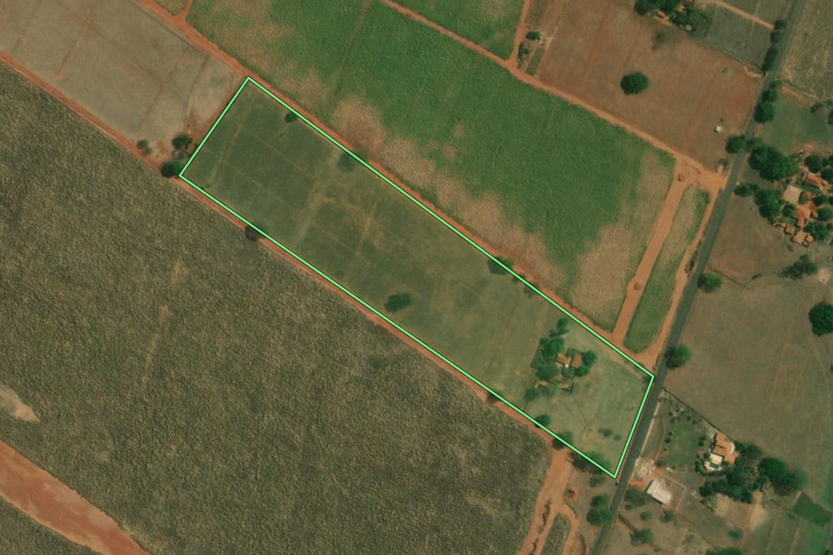 Imagem de satélite do imóvel rural em Potirendaba (SP), com o contorno declarado no CAR desenhado por cima.