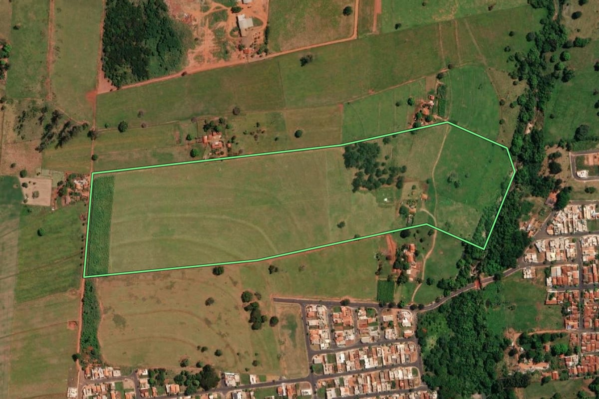 Imagem de satélite do imóvel rural em Potirendaba (SP), com o contorno declarado no CAR desenhado por cima.