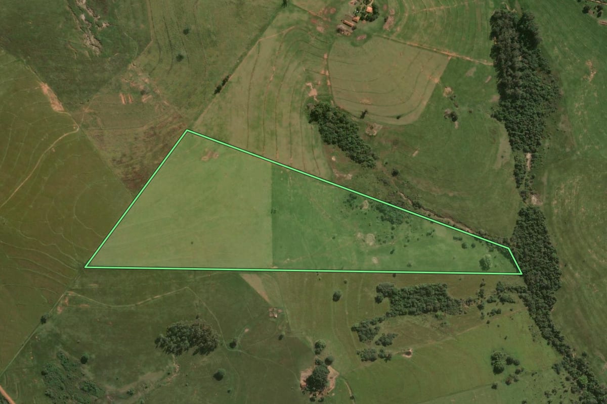 Imagem de satélite do imóvel rural em Pracinha (SP), com o contorno declarado no CAR desenhado por cima.