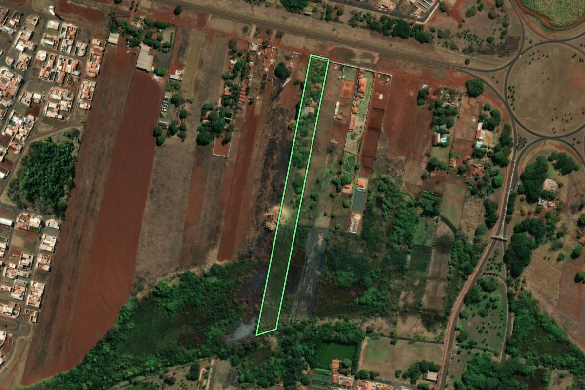 Imagem de satélite do imóvel rural em Pradópolis (SP), com o contorno declarado no CAR desenhado por cima.
