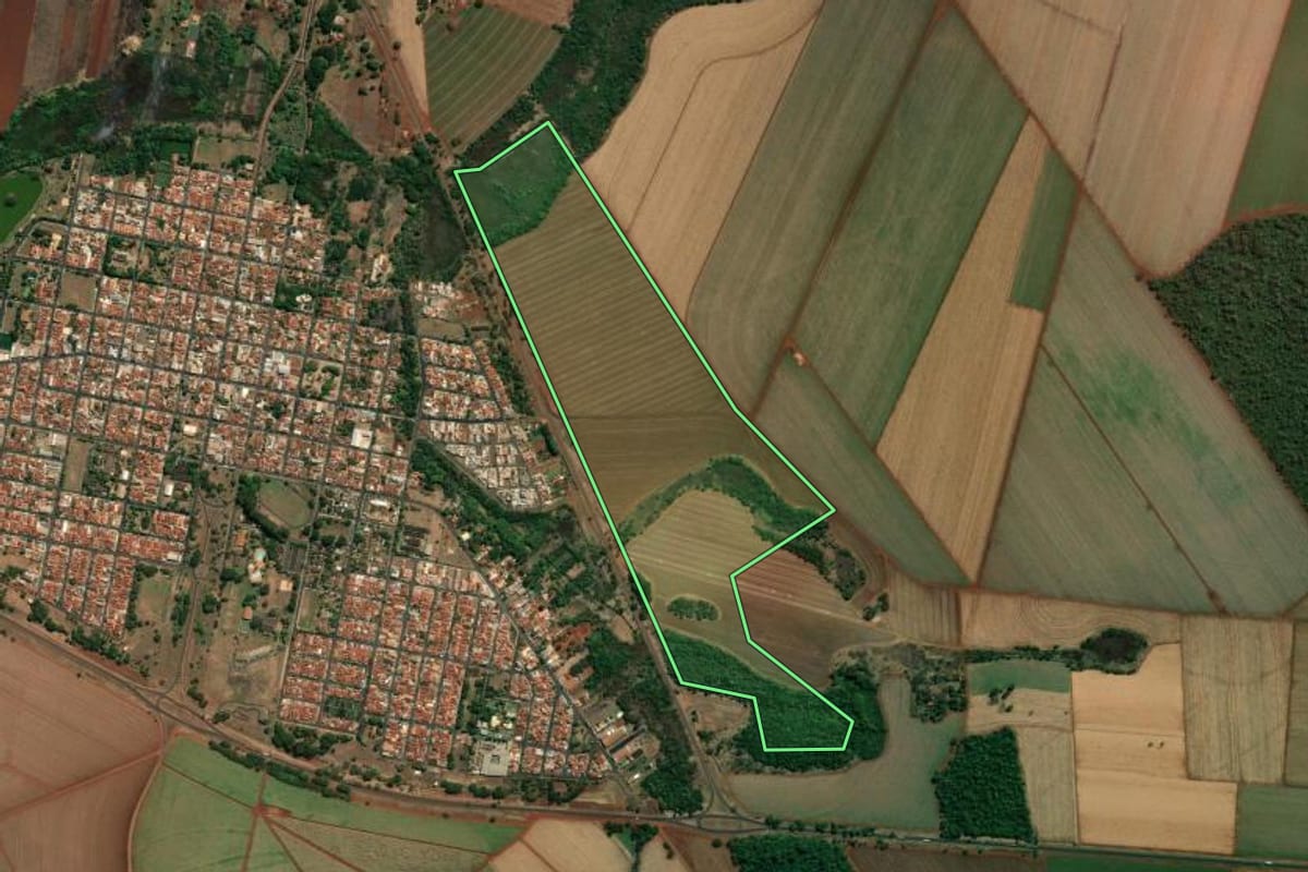 Imagem de satélite do imóvel rural em Pradópolis (SP), com o contorno declarado no CAR desenhado por cima.