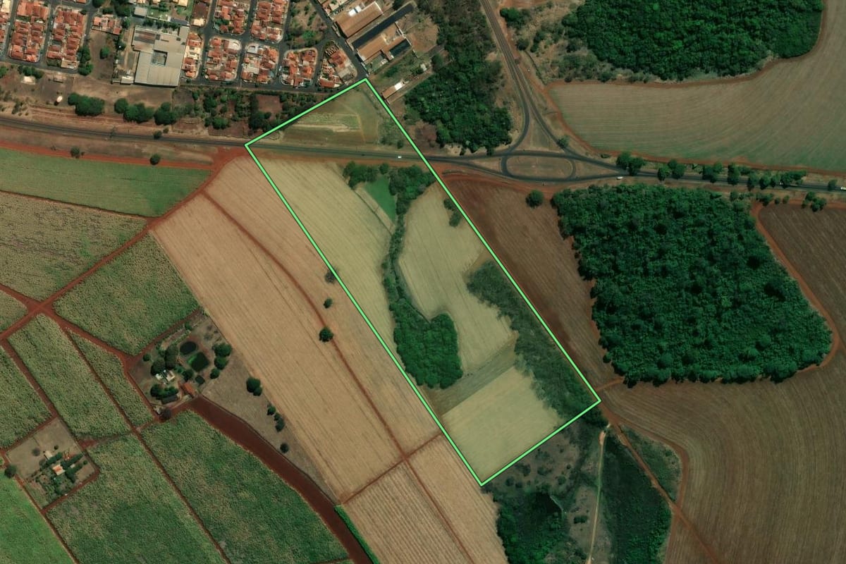 Imagem de satélite do imóvel rural em Pradópolis (SP), com o contorno declarado no CAR desenhado por cima.