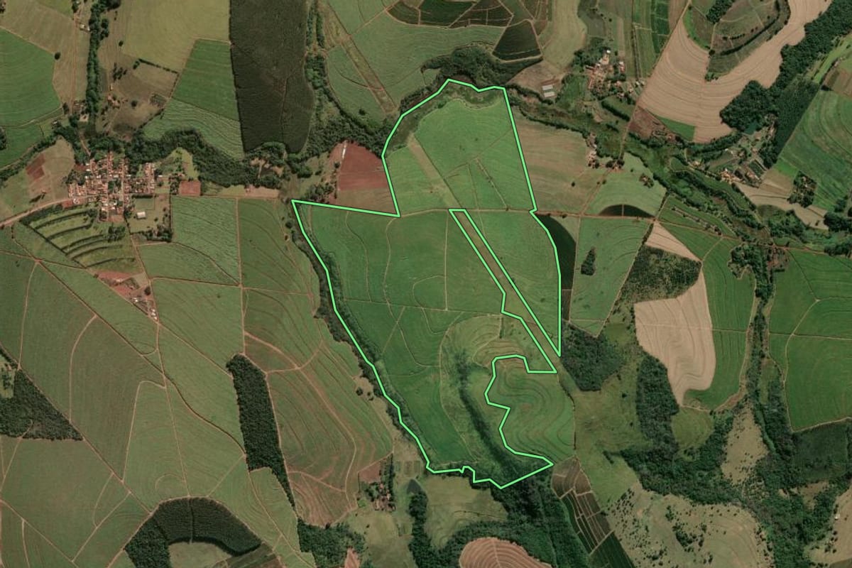 Imagem de satélite do imóvel rural em Pratânia (SP), com o contorno declarado no CAR desenhado por cima.