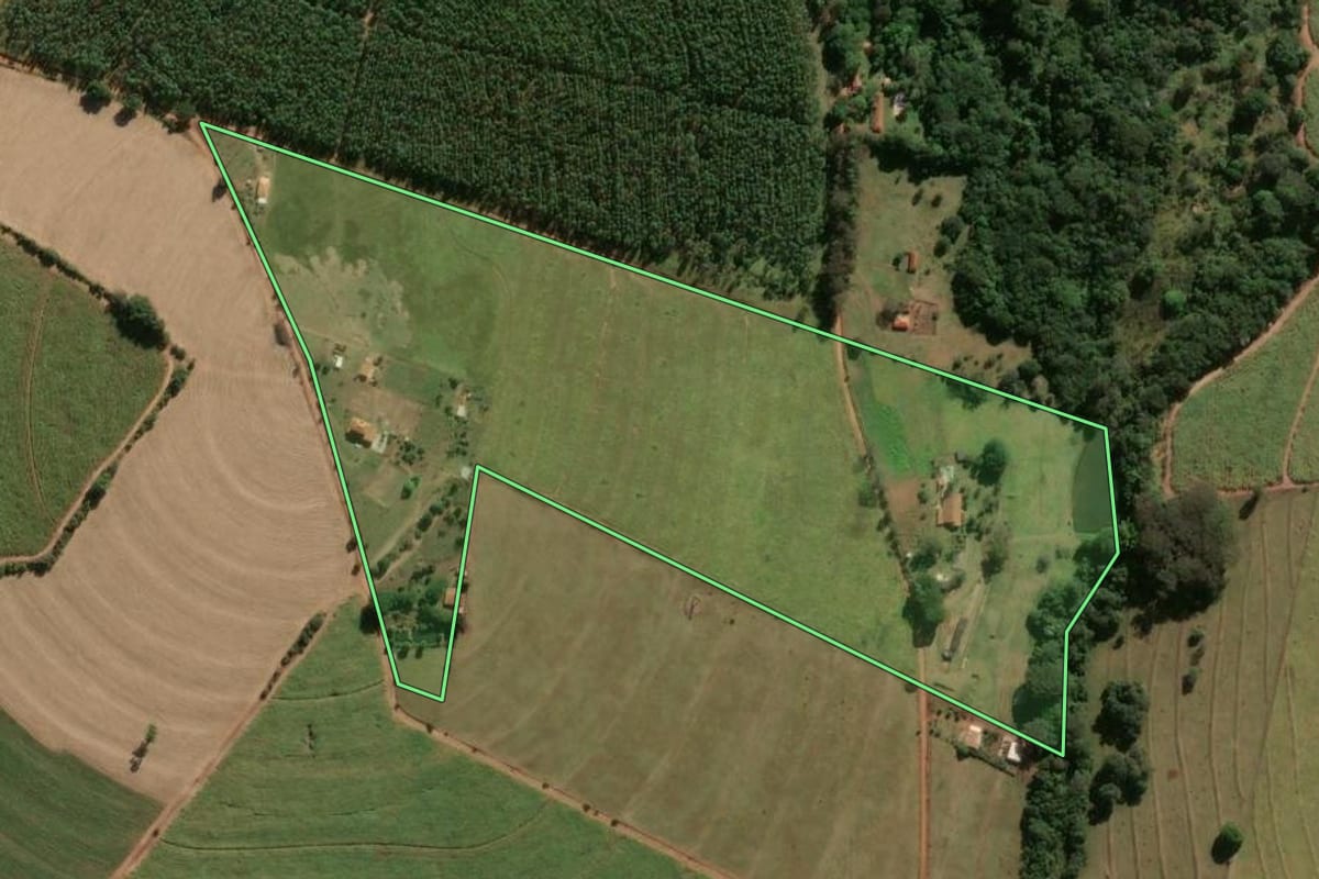 Imagem de satélite do imóvel rural em Pratânia (SP), com o contorno declarado no CAR desenhado por cima.