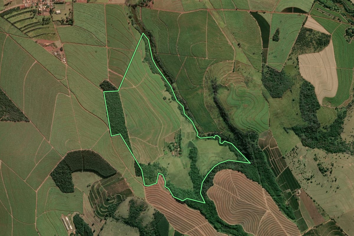 Imagem de satélite do imóvel rural em Pratânia (SP), com o contorno declarado no CAR desenhado por cima.