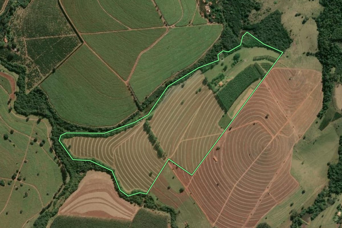 Imagem de satélite do imóvel rural em Pratânia (SP), com o contorno declarado no CAR desenhado por cima.