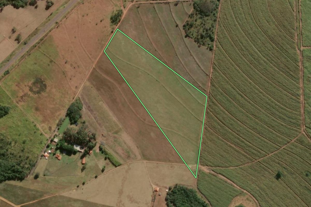 Imagem de satélite do imóvel rural em Pratânia (SP), com o contorno declarado no CAR desenhado por cima.
