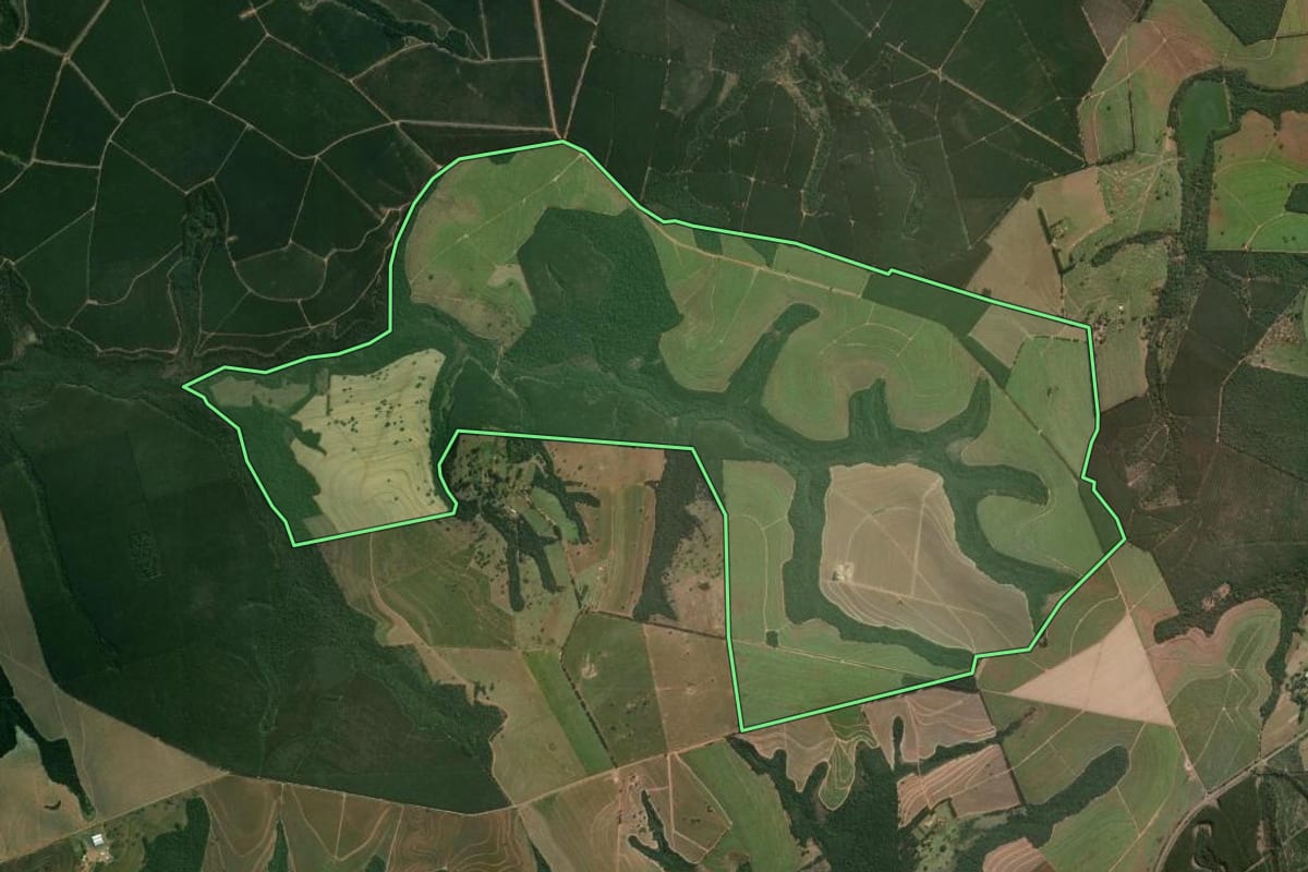 Imagem de satélite do imóvel rural em Pratânia (SP), com o contorno declarado no CAR desenhado por cima.